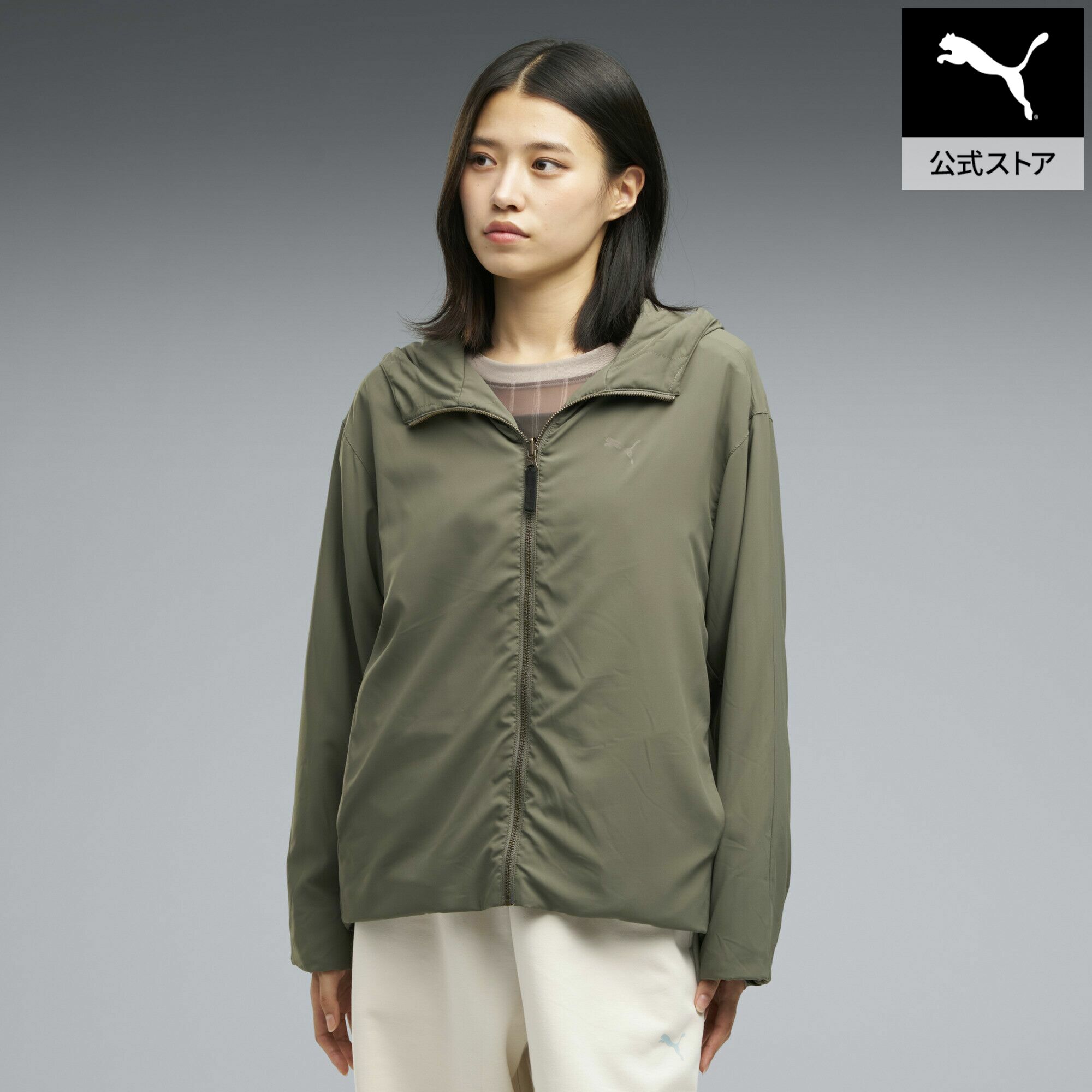 ■商品名ウィメンズ ESS エレベーテッド リバーシブル ウィンドブロック ジャケット ESS ELEVATED REVERSIBLE JK■サイズS:胸囲:112cm ゆき:77cm 後ろ丈:64.5cm すそ周り:112cmM:胸囲:118cm ゆき:78.5cm 後ろ丈:67cm すそ周り:118cmL:胸囲:120cm ゆき:80.5cm 後ろ丈:68cm すそ周り:120cmXL:胸囲:126cm ゆき:81.5cm 後ろ丈:70cm すそ周り:126cm■商品情報商品情報その日の気分やスタイリングに合わせて異なる表情を楽しめる、リバーシブル仕様のフーデッドジャケット。片面には立体感のあるキルティングデザイン、もう片面にはシンプルで洗練されたソリッドデザインを採用し、1着で2通りのスタイリングを楽しめます。ゆったりとしたリラックスフィットで、スウェットやニットなど厚手のインナーとのレイヤードもスムーズ。軽やかな着心地ながら程よい保温性を備えており、季節の変わり目から肌寒いシーズンまでロングシーズン活躍します。フード付きのカジュアルなデザインに加え、フルジップ仕様で着脱も簡単。デイリーカジュアルはもちろん、アウトドアや旅行などさまざまなシーンに対応する、機能性とスタイルを兼ね備えた万能アウターです。 詳細 長袖フード付きフルジップポケットPUMAキャット■素材ポリエステル100％ウィメンズ ESS エレベーテッド リバーシブル ウィンドブロック ジャケットOther Color