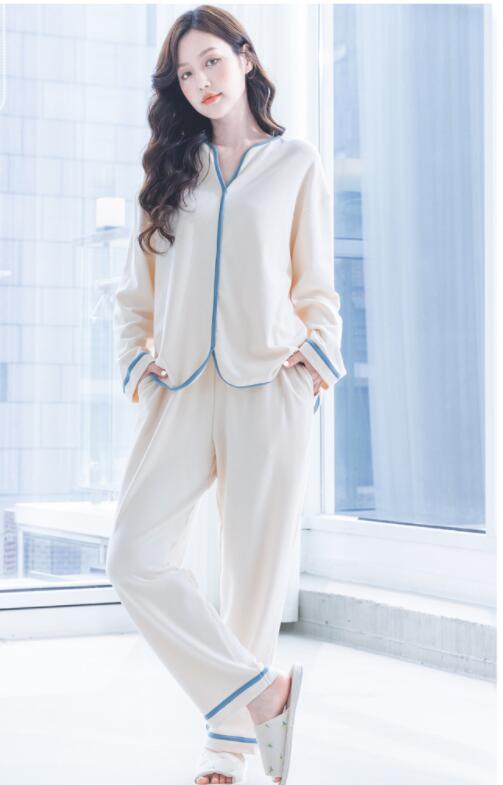 商品説明 大量注文、団体まとめ発注受付しております。 サイズ（cm） M：バスト110　袖丈48　着丈64　パンツ丈94　ヒップ100 L：バスト114　袖丈50　着丈66　パンツ丈96　ヒップ104 XL：バスト118　袖丈52　着丈68　パンツ丈98　ヒップ108 XXL：バスト122　袖丈54　着丈70　パンツ丈100　ヒップ112 ※サイズは、実寸サイズを測っているため多少誤差がでる場合があります。 セット内容 上下セット 素材 ポリエステル65％　他35％ 注意事項 ※注文の時、【サイズ】・【カラー】・【数量】・【送付先】等、間違いないことを必ずご確認ください。 ※キャンセル・変更依頼は注文受付後1-2日以内ご連絡お願い致します。 ※照明関係、モニター設定、生産ロット等によって、商品の色は実物と多少違いが生じることがございます。 ※海外製品のため、日本製より作りや仕上げが甘く（ほつれ、小さい汚れ等）ことがございます。 ※舞台向けの衣装とドレス等、返品できないことがございます。ご了承ください。 ※商品の在庫状況は更新遅れることによる在庫不足、入荷不可能の場合がございますが。ご理解を頂きますようにお願い致します。 ※ 簡単包装（ラッピング不可）でお届けします。 ※他に何がございましたら、ご連絡ください。最後までしっかり対応させていただきますので、どうぞよろしくお願い致します。