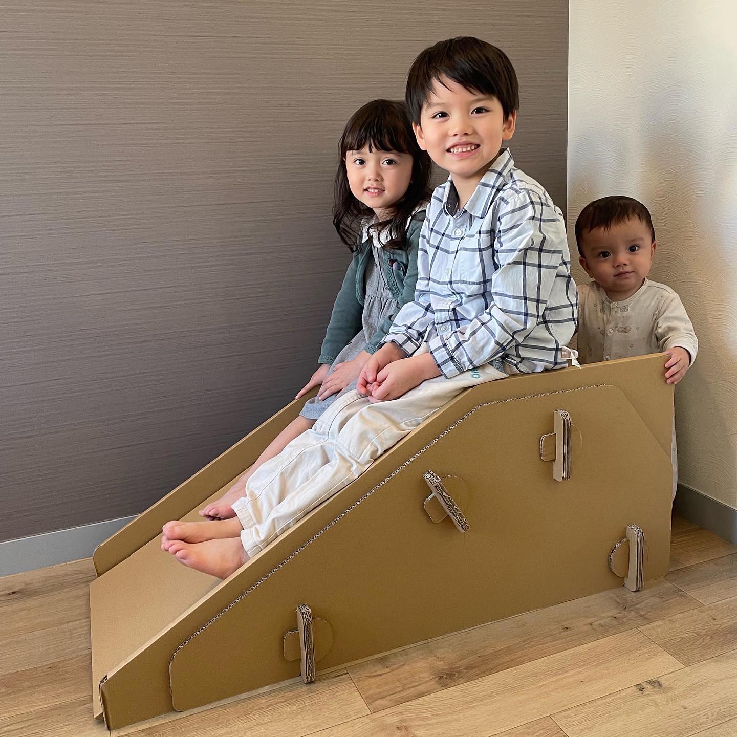 punnyほいく すべり台 【S】 耐荷重80kg キッズ 子ども ミニ コンパクト 省スペース 休み ダンボール 遊具 日本製 段ボール キット 子供 おもちゃ ギフト 孫 プレゼント 室内 運動 工作 おうち時間 保育 休園 すべりだい 誕生日 部屋 小学生 幼稚園 幼児 組立 熱中症対策 - Image 3