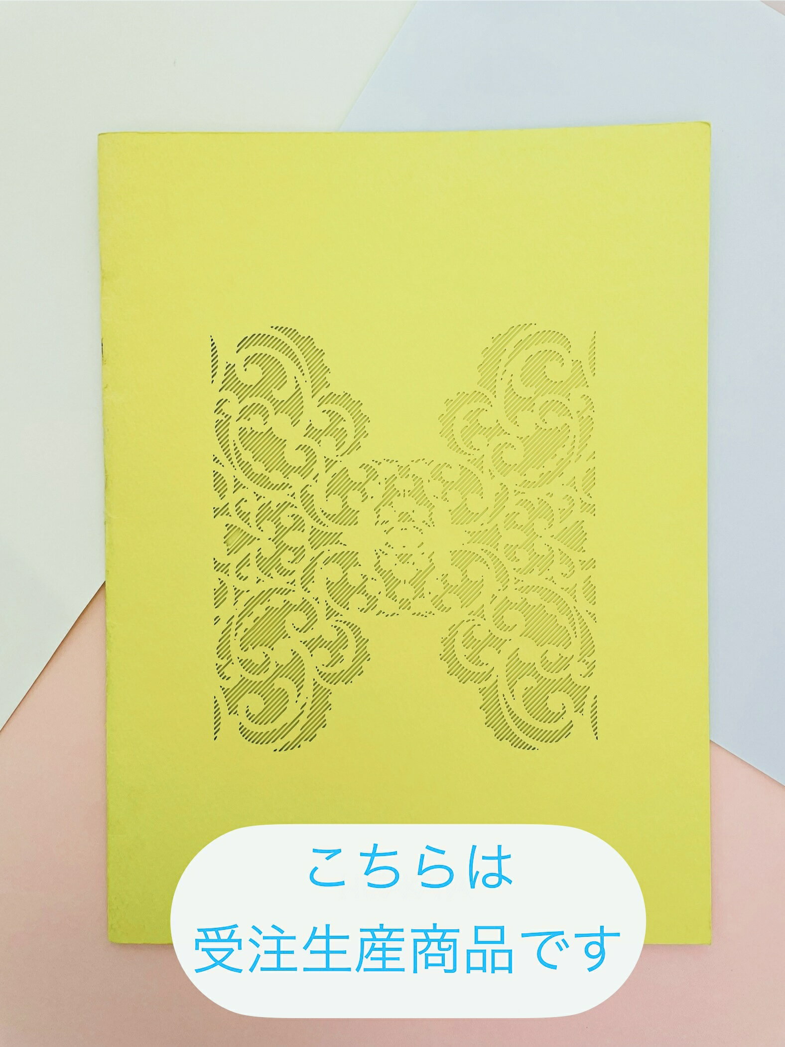 「蝶」のレース模様が目をひくA4二つ折り紙製ホルダー100枚爽やかなネオ・シトロンカラーが、おとなかわいい雰囲気を演出特別なお知らせやご案内を、ちょっと素敵に包...