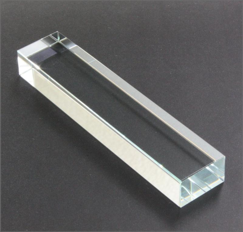弘梅堂 クリスタル 文鎮 角型 220g　3×2×15cm商品サイズ 3.0×2.0×15.0cm 220g外装サイズ 6.5×3.5×18.5cmシンプルでスタイリッシュなクリスタル製文鎮です。透き通っているので文鎮の下の文字なども良く見えます。書道用文鎮、ペーパーウエイト、ソーイングの押さえなど利用価値が高く一つあると大変便利です。