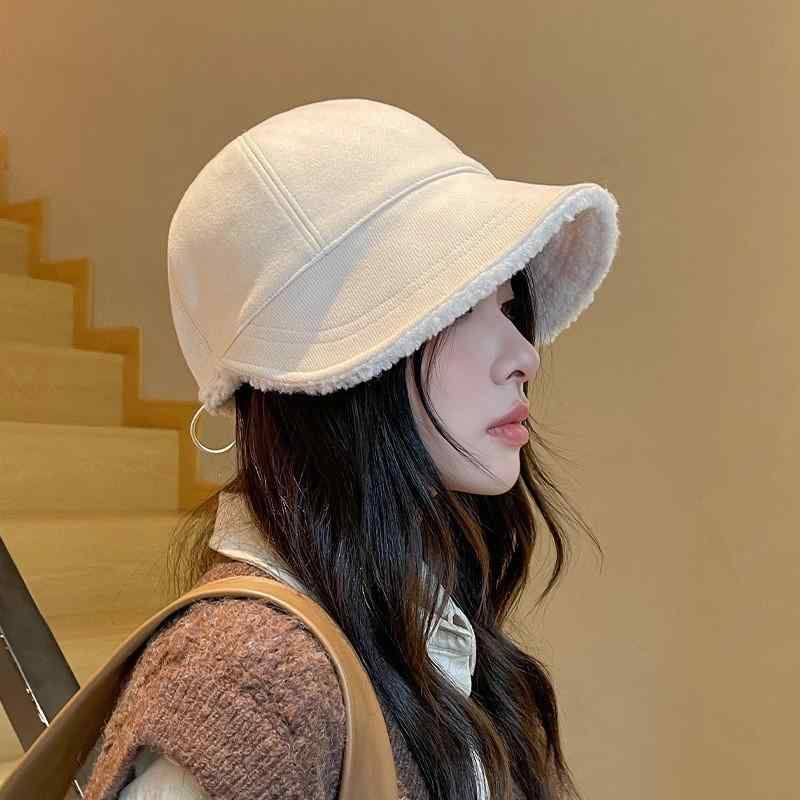 ・カテゴリ: キャップ・スタイル: 韓国風・スタイル分類: 清新可愛・帽頂: 丸型・帽檐: 短檐・カラー展開: 米白、コーヒー、黒、カーキ・主な素材: ポリエステル51-60%・素材名: フェイクウール・加工: プリント・機能: 保温、遮陽、衝撃吸収
