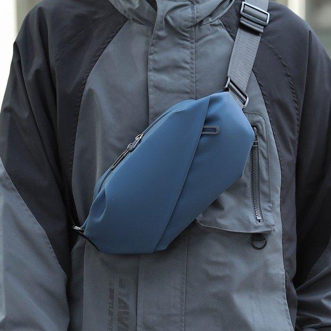 ・カテゴリ: メンズ斜めがけバッグ・スタイル: アーバンシンプリー・主な素材: 防水布・機能: 軽量・柄: アルファベット・スタイル要素: コントラストカラー・カラー展開: カーキ、ブルー、ブラック、グレー・裏地素材: ポリエステル・サイズ: 16.67cm・対象: メンズ・適用シーン: 日常