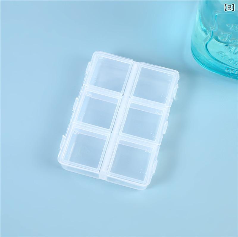 薬箱 ピルケース ピルボックス 薬入れ アクセサリー ジュエリー 小物 収納 透明ケース プラスチック 6マス 仕切り 点字入り ポータブル 携帯 持ち運び 小型 薄型 軽量 防塵 無地 シンプル モダン [3]