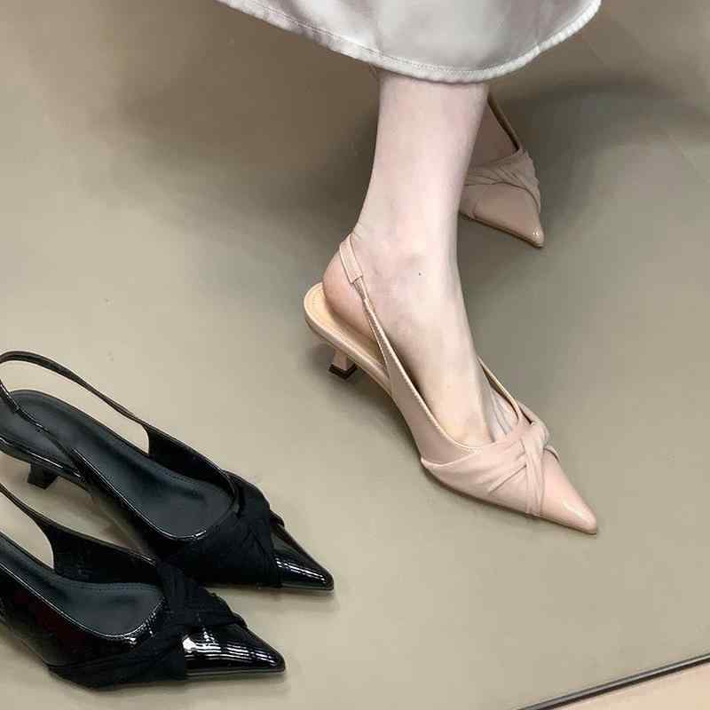 ・カテゴリ: 一字帯サンダル・カラー展開: ブラック、ピンク・サイズ展開: 35、36、37、38、39、40・甲材: マイクロファイバー・つま先形状: ポインテッドトゥ・スタイル: 韓国風・底材: ゴム・裏地: マイクロファイバー・着用方法: アンクルストラップ・ヒールの高さ: ミドルヒール（約3-5cm）・ヒールの形: ピンヒール