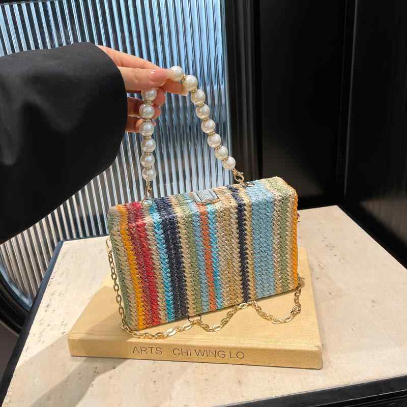 ・カラー展開: カラフル、カーキ、ブラウン、ブルー・スタイル: 海外トレンド・素材: ストロー・バッグの形状: ミニバッグ、横型スクエア型・トレンド要素: ストロー編み、チェーン・開閉方式: ロック式・バッグの内部構造: 携帯電話ポケット、カードポケット・硬さ: 硬め・外ポケットの種類: フラップ付きポケット・ショルダーストラップの数: 1本・対応シーン: カジュアル旅行