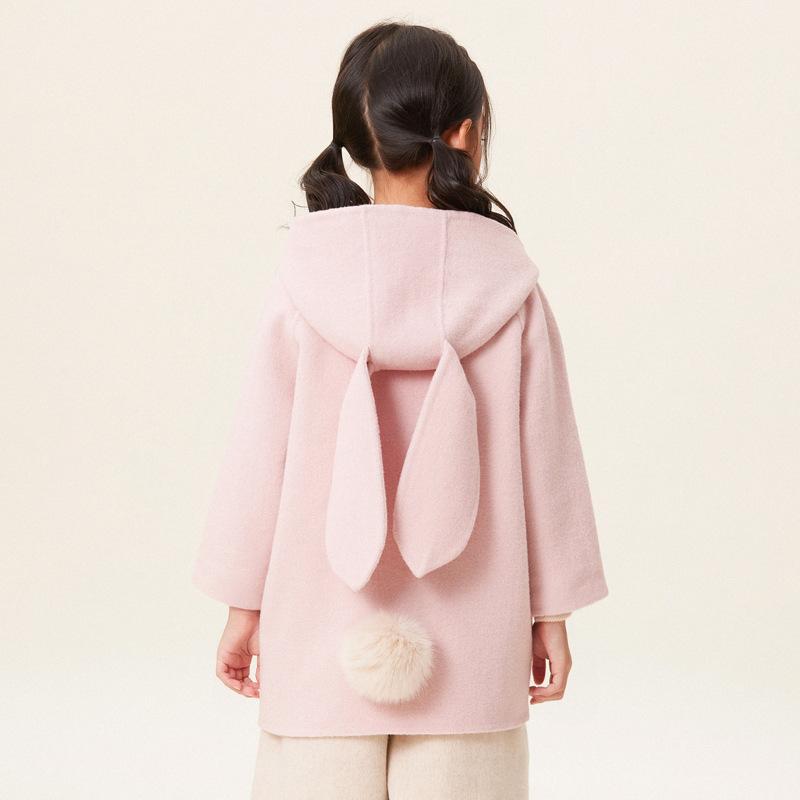 ・対象性別: 女・対象年齢: 中小童（3〜8歳、100〜140cm）・ネックライン: フード付き・スタイル: シンプル・柄: 無地・生地の厚さ: 普通・生地加工: 柔軟加工・フード: フード付き・デザイン要素: 田園、可愛い、プリンセス、トレンド風・安全基準: A類・前開き仕様: ダブルブレスト・主な素材: 羊毛 100%・カラー展開: サクラピンク、フレンチレッド、オフホワイト・対応身長: 110cm、120cm、130cm、140cm、150cm・着丈: ミドル丈・カテゴリ: 子供用アウター・ジャケット・コート