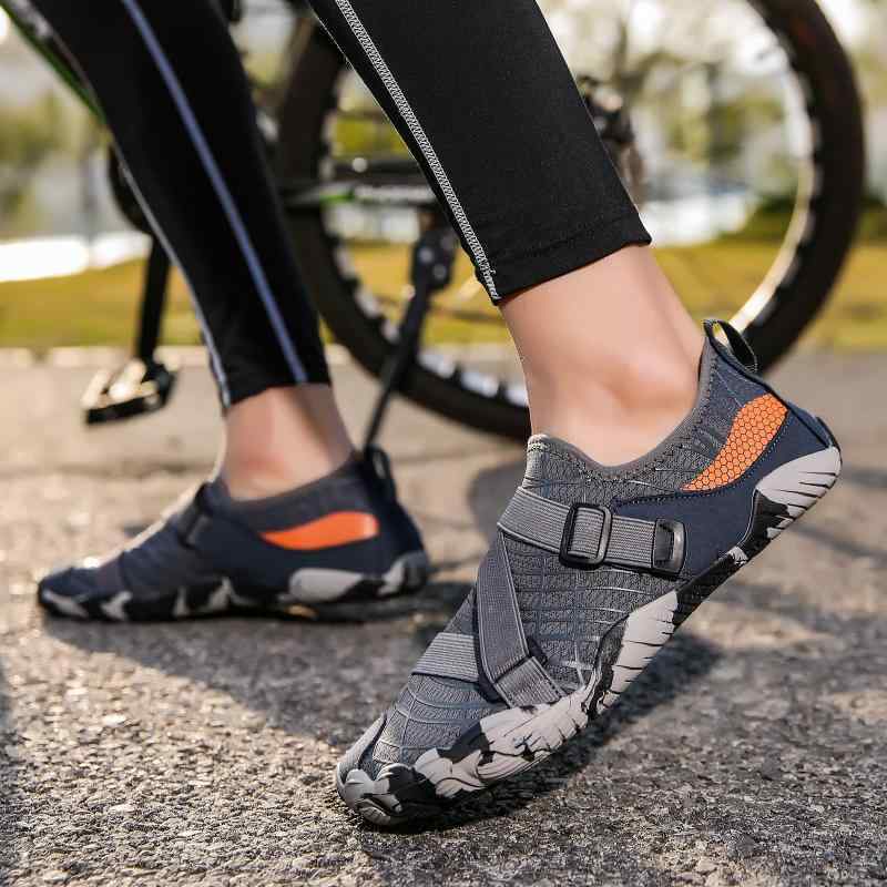 ・着用方法: バックル・機能: 通気性、軽量、防滑性、フィット感・厚み: 普通・インナー素材: エアーレイヤー通気性メッシュ・適した場所: プラスチックコート、体育館、野外、トラック、ハードコート、天然芝、人工芝、山地、道路・対象年齢: 成人・性別: 男女兼用・柄: カラーブロック・アウターソール素材: 天然ゴム・シューズカット: ローカット・ソール素材: ゴム・ヒールの高さ: ローヒール（1-3cm）・アッパー素材: ライクラ伸縮素材・用途: バレエ、モダンダンス、ラテンダンス・対応スポーツ: 万能・テクノロジー: 通気技術・対応シーン: ランニング、フィットネス、マッサージ、ボディビル、音楽演奏、サイクリング、ハイキング、登山、キャンプ、武道、ダンス、フィッシング、スイミング、ウォータースポーツ・カラー展開: ブラック、グレー、ローズレッド、ホワイト、ブルー・サイズ展開: 36、37、38、39、40、41、42、43、44、45、46、47・カテゴリ: 室内フィットネスシューズ