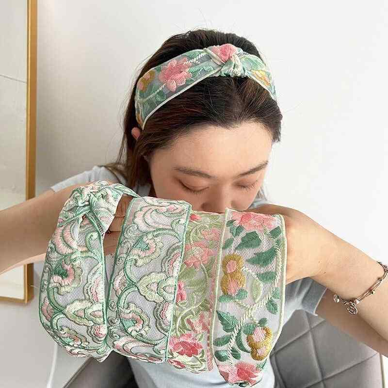 ・カテゴリ: ヘアアクセサリー・スタイル: 民族風、フレッシュ、フェミニン・素材: 混合素材・カラー展開: ピンク刺繍リボン、ゴールドグレー刺繍リボン、グリーンピンク刺繍リボン、グリーン刺繍リボン、ピンク刺繍ナロー、ゴールドグレー刺繍ナロー、グリーンピンク刺繍ナロー、グリーン刺繍ナロー・デザイン要素: 蓮、フリル、花柄・対象: レディース