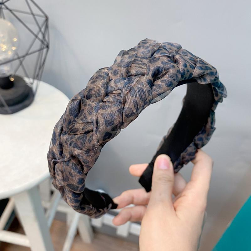 ・カテゴリ: ヘッドドレス・主な素材: 布・加工工程: 業・カラー展開: レオパード柄ファブリック底、レオパード柄コーム底・デザイン要素: ツイスト編み・スタイル: トレンド風・スタイル分類: 個性トレンド・対象: レディース