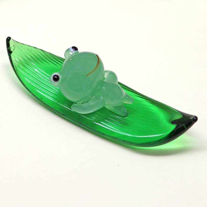 ガラス細工 カエルの笹ボート蛙　かえる　笹　ボート　梅雨　雨　水辺　プレゼント　ミニチュア ガラス..