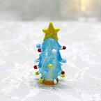 ガラス細工 星付ブルーツリー(光る)　光をあてると少しの間光ます。　クリスマスツリー　ツリー　tree 木　 冬　雪　星 　プレゼント　ミニチュア ガラス ディスプレイ オブジェ キャンドル 手作り 材料 キット おしゃれ かわいい 置物 雑貨 小物 glass