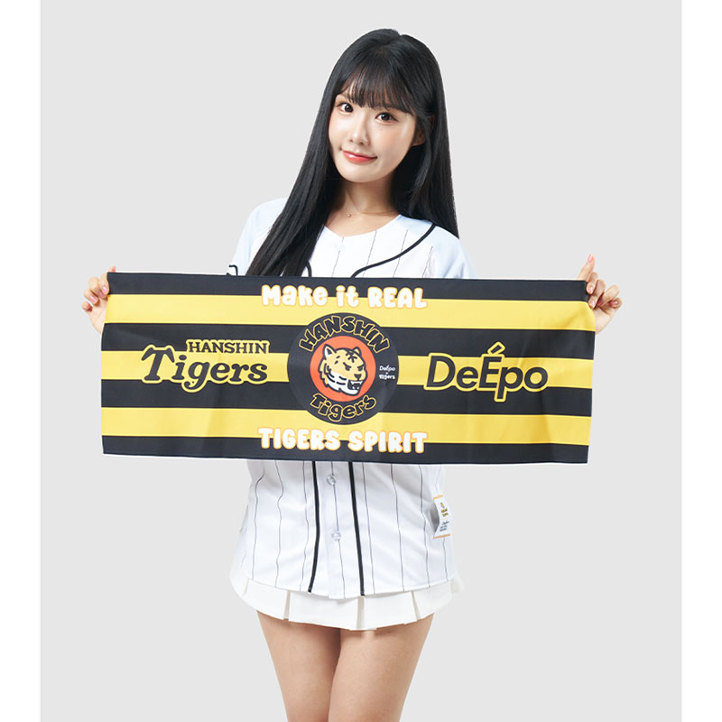 配送方法：メール便 / 宅配便阪神タイガースと、ソウル発のスポーツアパレルブランド「DeEpo（ディエポ）」による、待望の公式コラボレーションが遂に実現。球団レジェンドにフォーカスしたシグネチャーラインと阪神タイガースのDNAをカジュアルに昇華したポップでかわいいキャラクターラインの2つの個性を展開。シグネチャーラインの着用モデルには、かつて絶対的守護神として甲子園を沸かせた オ・スンファン（呉昇桓）氏を起用し、ソリッドなストリートスタイルを提案します。【キャラクターライン】阪神タイガースの推し活にもGOOD！虎のロゴマークをマスコット風にしたポップなデザイン♪【ディエポ コラボ キャラクター タオル】・素材：ポリエステル 100％・サイズ：700mm・300mm・製造元：CORE COMMUNICATION INC.・原産国：韓国メーカーDeEpo (ディエポ)原産国韓国区分日用品広告文責株式会社 プレコハウス 086-241-3800DeEpo (ディエポ) ディエポ コラボ キャラクター タオル (ブラック/イエロー)