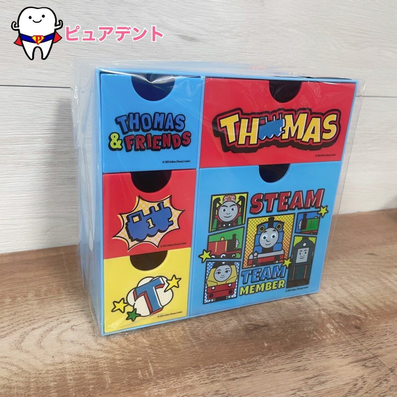 便利で可愛いキャラクターミニチェスト♪ 大・中・小の引き出しが全部で5個！ 大好きなキャラクターと一緒にお片付けも楽しくなっちゃいます☆ アクセサリーや文房具、お薬や小物などのこまごましたものの収納に便利です。 底面には滑り止め付き。 【商品サイズ】 サイズ：約　幅183×奥行110×高さ175mm 重さ：約　570g 【品質表示（耐熱温度）】 本体：スチロール樹脂（60度） 引き出し：ABS樹脂（80度） ●中国製