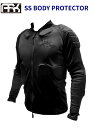 ARK エーアールケー 商品説明 24 ARK エーアールケー(SS BODY PROTECTOR) (UNISEX ユニセックス 男女兼用) 23-24 正規品 スノーボード SNOWBOARD プロテクター 上半身 スキー スノーボード ARKライダーの意見から生まれた軽量で強く、動きやすいモデル 数多くのARKライダーたちの意見のフィードバックから生まれた軽量で十分な耐衝撃性を持ちながらも動きやすさを重視したジャケット。身体に当たるパッド面に3D AIR MESHを採用することにより、従来よりも通気性を向上させている。軽量でとても動きやすくつくられているので、パークやグラトリやを楽しむのにも最適。低温でも硬くならないPF01を使用しているので、寒さの厳しいトップシーズンでもしっかりと身体をサポートしてくれる。しかも、丈夫なつくりなのでハードに使いこなすライダーたちからの評価もとても高い。 ※お使いのモニターにより、画面上の商品画像と実際の商品の色合いが多少異なる場合があります。あらかじめご了承くださいますようお願い申し上げます。 ※メーカー希望小売価格はメーカーカタログに基づいて掲載しています。24 ARK エーアールケー(SS BODY PROTECTOR) (UNISEX ユニセックス 男女兼用) 23-24 正規品 スノーボード SNOWBOARD プロテクター 上半身 スキー スノーボード