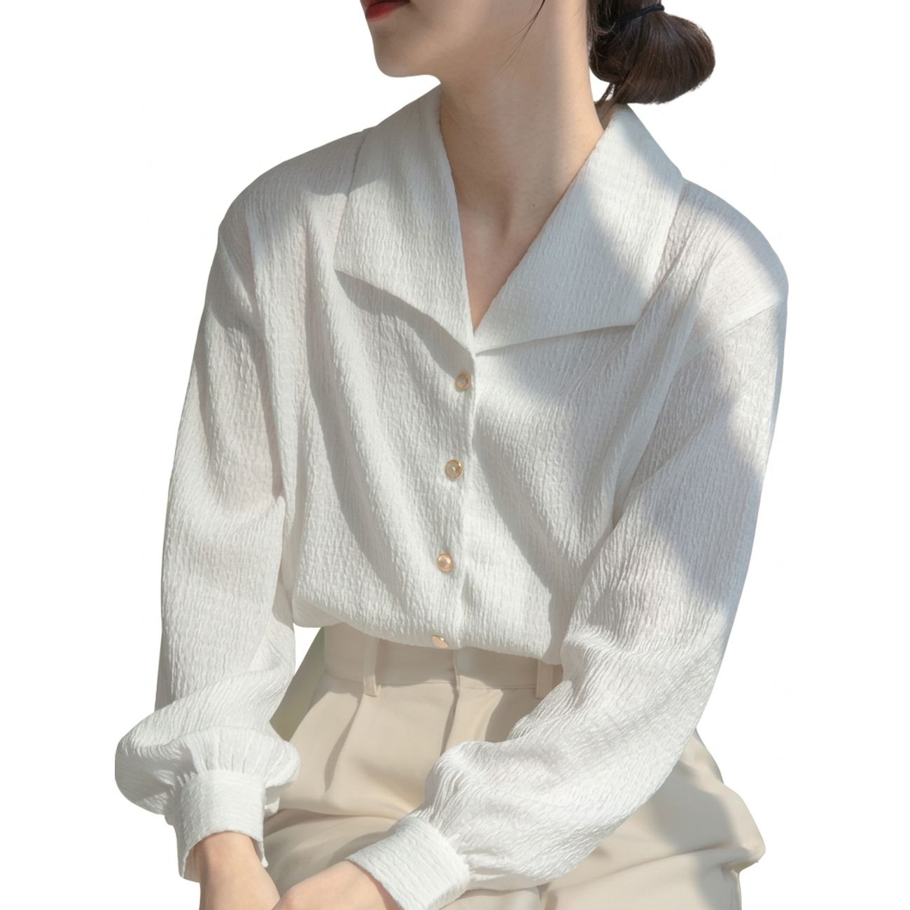 説明【商品紹介】◆[S] バスト:104 着丈:69 / [M] バスト:108 着丈:70 / [L] バスト:112 着丈:71 / [XL] バスト:116 着丈:72 / [2XL] バスト:120 着丈:73◆【洗練されたデザイン】独特の表面感があるテクスチャー素材を使用したレディース ブラウスです。フレンチスタイルのエレガントな襟元と繊細なボタンがアクセントとなり、このシャツ レディースを1枚纏うだけで、周囲と差がつく上品なスタイリングが完成します。シンプルながらも細部までこだわった一着です。◆【体型カバーを叶えるシルエット】ゆったりとした設計のトップスは、気になるラインを自然に隠しながら、美しいドレープを演出します。白ブラウスの絶妙な落ち感により、リラックスした着心地と女性らしい華奢見せを両立。体型を選ばず、どなたでもこなれ感のある大人な雰囲気を引き出すことができます。◆【軽やかな着用感】2025年春夏の新作として登場したこの長袖ブラウスは、通気性が良くさらりとした肌触りが特徴です。オフィスから休日のお出かけまで、長時間の着用でも蒸れにくく、快適な着心地を持続します。日差しが気になる季節のUV対策や、室内の冷房対策としても重宝する便利な上着です。◆【シワになりにくくお手入れ簡単】シワが目立ちにくい素材を採用しているため、面倒なアイロンの手間を軽減。忙しい朝でもサッと手に取って羽織れるレディース シャツは、デイリー使いに最適です。丁寧な仕上げが施された縫製により、繰り返しの着用や洗濯でも型崩れしにくく、長く愛用できるアイテムです。【洗濯の注意事項】ブラウス レディース 長袖 スキッパー レディースファッション 新登場! S M L XL 2XL