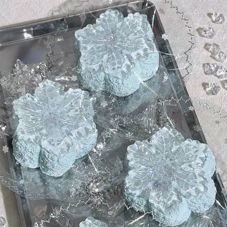 【25日23:59まで★100円OFFクーポン】 雪の結晶型スクイーズ もちもちおもちゃ スクイーズケーキおもちゃ 水感スクイーズ 伸縮性のある キラキラ ふわふわ かわいい ぷにぷに 感覚遊び 学生用 手触りが柔らかく 弾力性 purpleriver-10015390 パープルリバー サンプル画像3