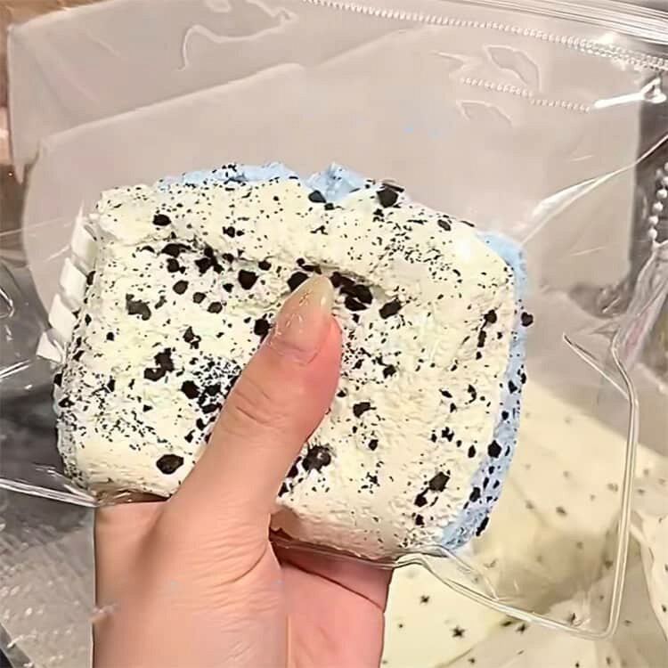 【25日23:59まで★100円OFFクーポン】 大サイズ スクイーズケーキおもちゃ 水感スクイーズ 大きいパン スクイーズ パン型 ケーキ フード 伸縮性のある おもちゃ ゆっくりと反発し 袋に押し込んで ストレス解消 しっとり感 purpleriver-10015128 パープルリバー サンプル画像2