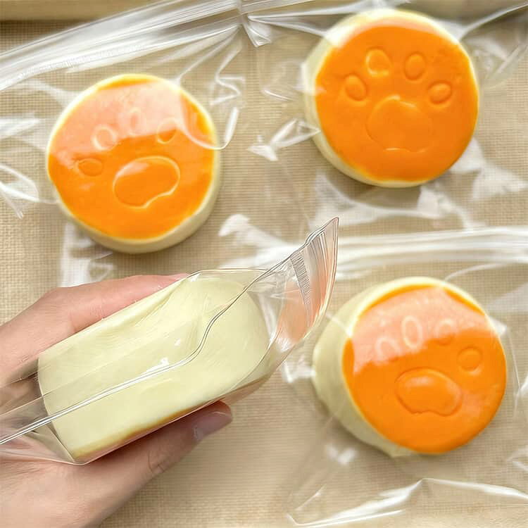 【25日23:59まで★100円OFFクーポン】 めろジョイ スクイーズ スクイーズケーキおもちゃ 水感スクイーズ ケーキの形 ストレス解消&癒し万能アイテム ネコ ねこ 猫 肉球 伸縮自在 低反発ソフト握り心地 ぷるるん弾力質感 purpleriver-10016024 パープルリバー サンプル画像3