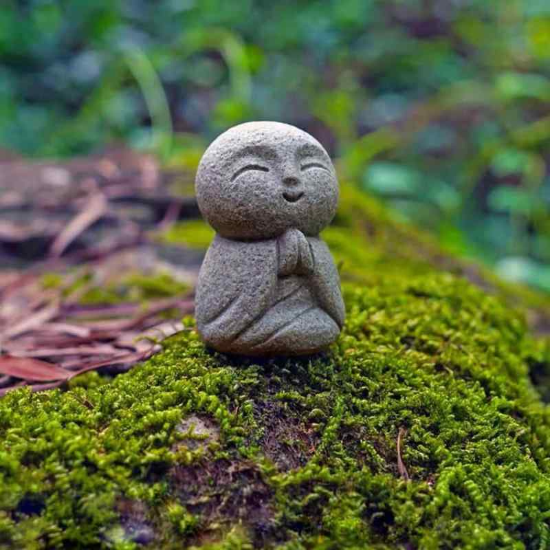 RemeeHi お地蔵さんセット癒し可愛い小型置物祈りお地蔵様おじぞうさま守り神みかげ石 幸せ願い縁の良いおきもお かわいい御影石 神仏像 (笑顔)【店主からのメッセージ】：店主は京都の寺院を訪れた際、可愛らしい小さな僧侶や地蔵菩薩の石像を発見し、面白く美しい意味を感じました。帰宅後、名工の彫刻模型を探し、砂岩合成技術を使用して美しい小さな飾りを制作しました，白御影石で作られた手のひらにのせられる小柄なお地蔵さんです。【可愛セット】。手作り地蔵の穏やかな顔と細やかな作りをお楽しみください。質感があり、手にずっしり石の重さがきます。【水槽に応用できる】無関心に泳ぐ金魚と地蔵様の（笑顔の）コントラストを気に入っています。 飼っている金魚の無病息災を願い、水槽に入れても大丈夫です。製品は実体で防水性があり、茶のお供や植物の仲間、水槽の飾り、家庭用の飾りとして使用できます。【良い意味】無病息災、五穀豊穣、交通安全、水子祈願、安産、子授け、子供守護、先祖菩提、戦勝祈願など様々なご利益があります。本製品はAIRWORLDSから製造、販売されています，製品に何らかの等がございましたら、購入後30日間は対応をさせて頂きますので安心してご購入下さい。