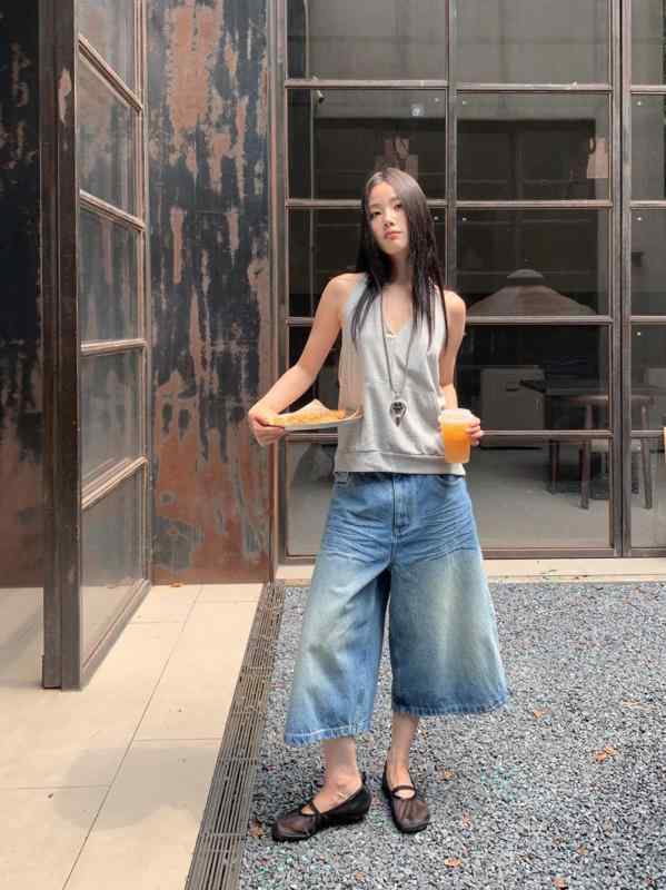・カテゴリ: デニムパンツ・スタイル: ストリート風・主な素材: 牛仔布（綿80%-90%）・パンツ丈: 七分丈・ウエスト型: ローウエスト、ミドルウエスト・厚さ: レギュラー・デザイン特徴: ジッパー、パッチワーク・切り替え・カラー展開: ブルー・サイズ展開: S、M、L、XL・シルエット: ワイド