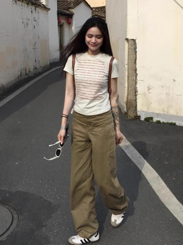 Tシャツ レディース 半袖 カットソー トップス ショート丈 スリム タイト 痩せ見え 着痩せ 細見え 英字 アルファベット プリント クルーネック 伸縮性 カジュアル 普段使い インナー プルオーバー かわいい 甜
