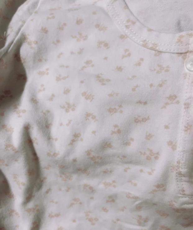 Tシャツ レディース カットソー トップス 半袖 クルーネック ショート丈 トップス ヘソ出し 花柄 小花柄 シングルブレスト ボタン アイボリー コットン 伸縮性 カジュアル 薄手 インナー レイヤードスタイル