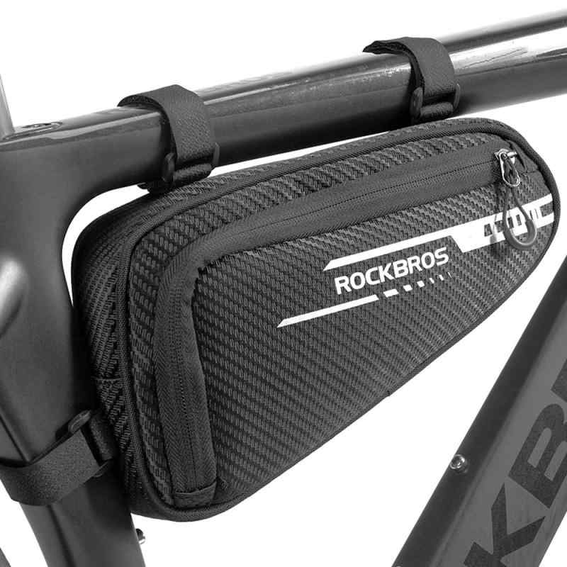 ROCKBROS 自転車 バッグ 自転車 フレームバッグ トライアングルバッグ ロードバイク用 1.2L容量 膝に当りませんない 小物入れ 仕切り付き✿【邪魔しません】空間を活用する為の小型バッグ。フレームの前方に取り付けが可能なことでよりアイテムを取り出しやすく、ペダリングの邪魔にもなりにくい、風の抵抗を最小限に抑えるスリムなボディデザイン。✿【収納力】容量は約1.2L、内部にはメッシュポケットあり、ミニサイズの空気入れも、サイクリング用品をしっかり収納できます。ロードバイク、マウンテンバイク、通勤用バイク用に使えます。✿【3層シェル衝突回避】5mmスポンジサンドイッチは外層はPU +ポリエステル、中層は5mmフォーム、内層はポリエステルクロスです。耐久性のある素材は、自転車通勤、旅行、日常に適しています。バッグ内の小物を守り、クッション保護します。✿【リフレクター】こちらのフレームバッグはリフレクター効果アリ。デザインのアクセントにもなっています。ラインデザインは、光を反射することで視認性を高めることができます。✿【メーカー】1年間の期間を設けております。期間内であれば、不良に関し弊社にて交換・を承ります。