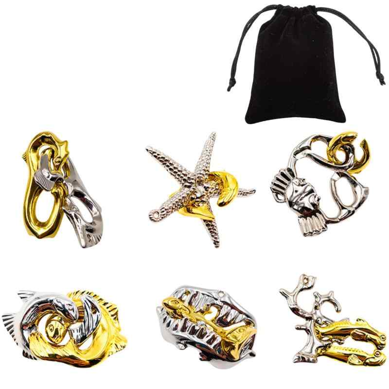 bath&amp;bath 知恵の輪 パズル 大人 入院 リハビリ 暇つぶし 高難易度有り 収納袋付き(海洋テーマの知恵の輪パズルセット) この「海洋モチーフ知恵の輪パズルセット」は、カニ、ヒトデ、タツノオトシゴ、珊瑚、鮫ノ口、フタゴの6種類の海洋テーマをモチーフにした立体パズルです。それぞれ異なる難易度があり、初心者から上級者まで楽しめる知育玩具です。おしゃれなデザインで、脳トレや暇つぶしに最適な知恵の輪パズルです。(頭と手を鍛える脳トレパズル) このキャストパズルは、集中力や思考力を養うため、子どもの知育や大人の暇つぶし、頭の体操に最適です。複雑なピースを解くことで発想力や手先の器用さが向上し、忍耐力や集中力も鍛えられます。(便利な収納袋付きで持ち運びやすい) 専用の収納袋が付属しているこの知恵の輪パズルセットは、持ち運びが簡単で、通学や通勤、外出先での暇つぶしやパズルゲームに最適です。自宅での脳トレや知育活動、旅行中の暇つぶしに便利です。中程度の難易度で、大人も子どもも楽しめます。(高品質な亜鉛合金製で丁寧な作り) 亜鉛合金製のゴールドとシルバーのパーツを使用し、精密なメッキで仕上げた知恵の輪パズルセットです。耐久性が高く、美しいデザインで、パズルとしても優れています。難易度はしっかりと設定されており、知育玩具や脳トレパズルとしても楽しめる高品質なアイテムです。(注意事項) 本製品には説明書が付属しておりません。ご使用中に発生した損害や事故について、当社では一切の責任を負いかねます。安全にご利用いただくために、お客様ご自身で十分にご注意のうえ、慎重に取り扱いをお願い申し上げます。