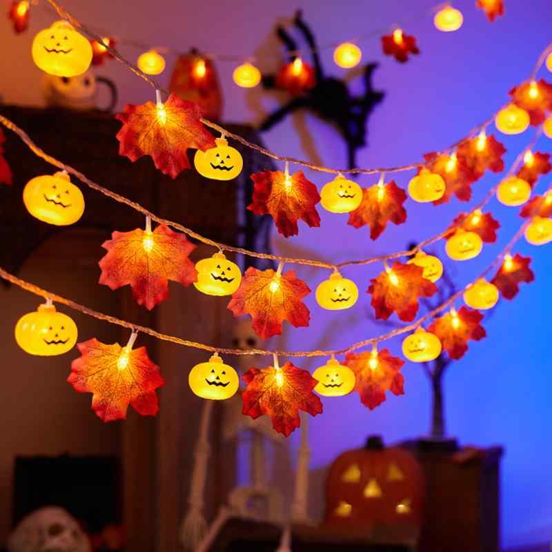 ハロウィン飾りライト ハロウィン飾り 装飾 飾り付け カボチャライト LED Halloween装飾 20球全長2M 電池式 かぼちゃ 魔女帽子 幽霊 お化け コウモリ 装飾 防水 イルミネーション 新年会 クリス【ハロウィン雰囲気溢れる】20個のカボチャライト、全長2M、ハロウィンの雰囲気を簡単に演出できます。【電池式便利カボチャライト】 単三電池3本（別売）で点灯します。低エネルギー消費で、安全で信頼性が高く、ハロウィンの装飾に便利なソリューションを提供します。【防水設計ハロウィン飾り】ハロウィンライトとソーラーパネルは防水仕様で、どんな天候でも使用できます。屋外のポーチスペースに完璧なお祭り感を加えます。【多彩な用途 Halloween装飾】点灯モードを自在に切り替え、怖い雰囲気や温かみのある雰囲気をワンタッチで演出するハロウィン飾り ライト。ハロウィンの飾り付けにぴったりです。庭や玄関、ダイニングなど、あらゆる場所で理想的なデコレーション効果を発揮し、様々なイベントやお祝い事にご使用いただけます。【ハロウィンを華やかに演出】 ハロウィーンの定番キャラクターグッズが手軽に飾れる「カボチャ＋お化け+コウモリ型LEDイルミネーションライト」。電池を使うことなく、屋内のイベントやパーティー、屋外のキャンプや玄関など、場所を問わずお好きなところに飾り楽しむことが可能です。