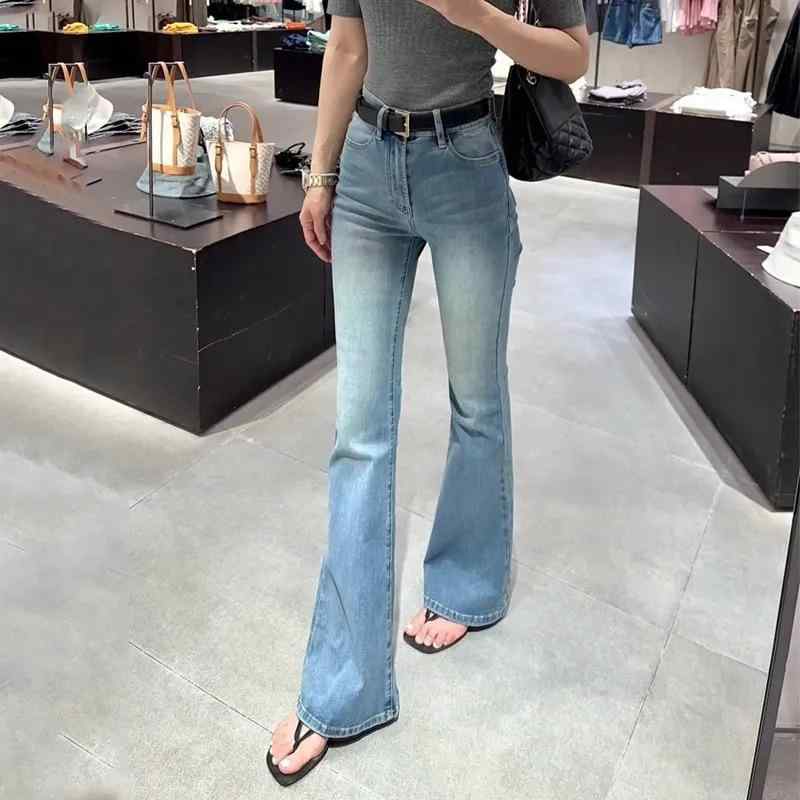 ・カテゴリ: デニムパンツ・素材: 綿70%以上80%未満・スタイル: きれいめカジュアル、ブリティッシュスタイル・パンツ丈: フルレングス・シルエット: ブーツカット・ウエスト: ハイウエスト・生地の厚さ: 普通・伸縮性: 適度な伸縮性あり・デザイン: ダメージ加工、ウォッシュ加工、色落ち加工、ジッパーフライ、ボタン、マルチポケット・カラー展開: ブルー・サイズ展開: S、M、L、XL、2XL