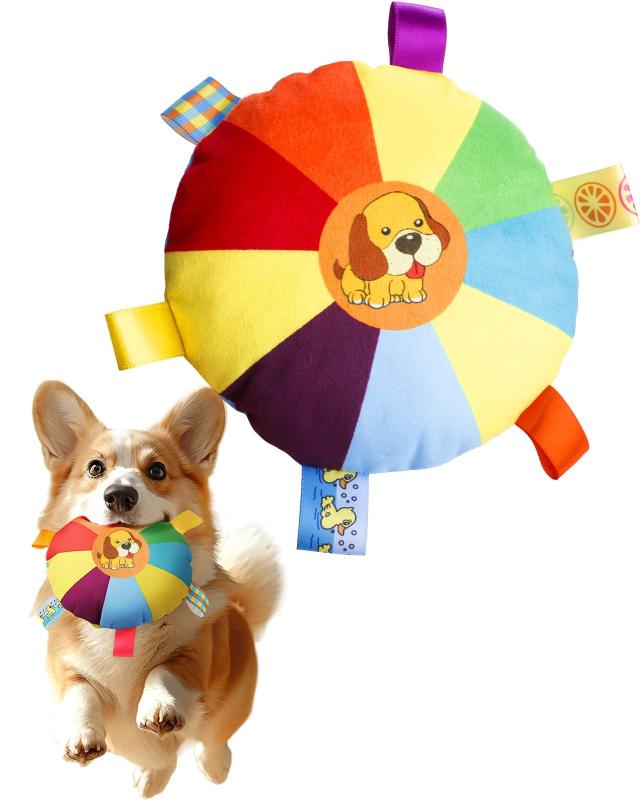 VISKS 犬 フリスビー 犬 おもちゃ ペット用品 柔らかいぬいぐるみ生地 運動不足解消 知能訓練 カラフルな噛みおもちゃ 小型犬/中型犬/大型犬に適応犬のおもちゃであるフリスビーは、鮮やかな色でデザインされ、犬の注意を引きます。また、荧光剤は使用されず、ペットに安全です。フリスビーは柔らかい素材を使用しており、非常に軽量で持ち運びが便利です。硬い素材は犬に不快感を与える可能性があります。フリスビーの内部にはベルが含まれており、遊んでいると音が鳴ります。また、端には引っ張りのついたデザインがあり、犬が噛むのに便利です。このフリスビーは、屋外で犬のトレーニングに適しています。フリスビーゲームは、犬の体力トレーニングや運動を支援します。フリスビーを追いかけ、キャッチすることで、犬は良い運動を得て、体力と持久力が向上します。飼い主と犬の相互作用を強化します。フリスビーゲームは、飼い主と犬の間の一種の相互作用であり、お互いの感情的な結びつきを深めることができます。