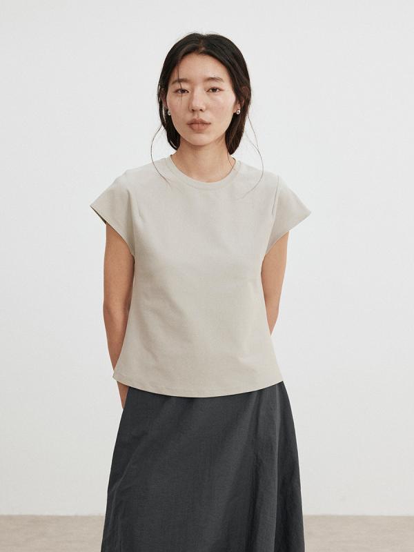 爱与 南 希 十 三行极简秋韩系纯棉飞飞袖纯棉套头圆领针织衫女 02761货号: LA506302761品牌: 爱与南希面料名称: 棉主面料成分: 棉图案: 纯色厚薄: 常规组合形式: 单件款式: 套头款版型: 修身型袖型: 飞飞袖上市年份/季节: 2025年秋季领型: 圆领袖长: 三分袖流行元素: 立体装饰衣长: 普通款(50cm&amp;amp;lt;衣长≤65cm)工艺: 拼贴/拼接颜色: 纯净白,灰藍,浅灰,烟栗色,月岩黒尺码: 均码风格类型: 日韩休闲穿着方式: 套头主面料成分含量: 95%及以上门襟: 套头风格: 休闲风风格类型: 舒适休闲是否: 是产品类别: 毛衣主要下游销售地区1: 东南亚