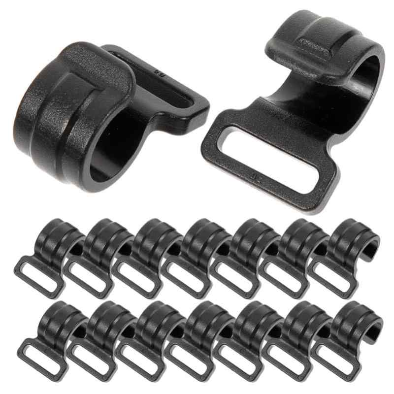 Toyvian テントポールフック 20個セット 20mm テントクリップ C型 プラスチック キャンプ アウトドア 设营 ポールクリップ タープ インナーテント 接続 交換用 軽量 ブラック【テント設営の必需品】20mm径のポールに最適なC型のテントポールフックです。インナーテントとフライシートを素早く確実に接続し、キャンプサイトでのスムーズな設営をサポートします。軽量で扱いやすいプラスチック製です。【優れた耐久性と保持力】高強度なプラスチックを採用。屋外の風雨や紫外線にさらされるキャンプ環境でも劣化しにくく、ポールをしっかりとホールドします。テントフックとしての基本性能を追求した頑丈な設計です。【たっぷり使える20個セット】紛失時の交換用や、大型テント・タープの補強に便利な大容量セット。テントポールクリップが複数あることで、予備としてもいい。ファミリーキャンプやイベントでのまとめ買いに最適です。【多機能な活用シーン】テントやタープの固定だけでなく、ランタンフックや小物の吊り下げ、キャノピーの設営にも活躍。アウトドア、フェス、お祭りなどの屋外イベントで、ポール周りを整頓する便利グッズです。【コンパクトで携帯便利】4.1cmのミニサイズで、ギアバッグの隙間にスッキリ収納可能。キャンプ用品のメンテナンスキットに常備しておけば、万が一のフック破損時も即座に対応できます。ブラックカラーでどんなテントにも馴染みます。