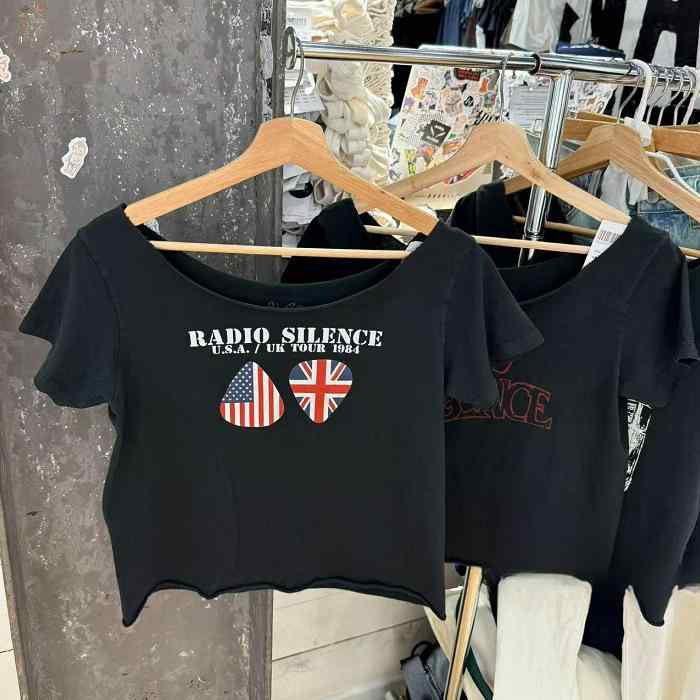 Tシャツ レディース カットソー 半袖 オフショルダー 肩出し フリンジ 国旗 ロゴ 英字 プリント トップス アメリカン ヴィンテージ風 カジュアル レトロ ブラック 黒 カットソー プルオーバー ブラック 夏 サマー ショート丈