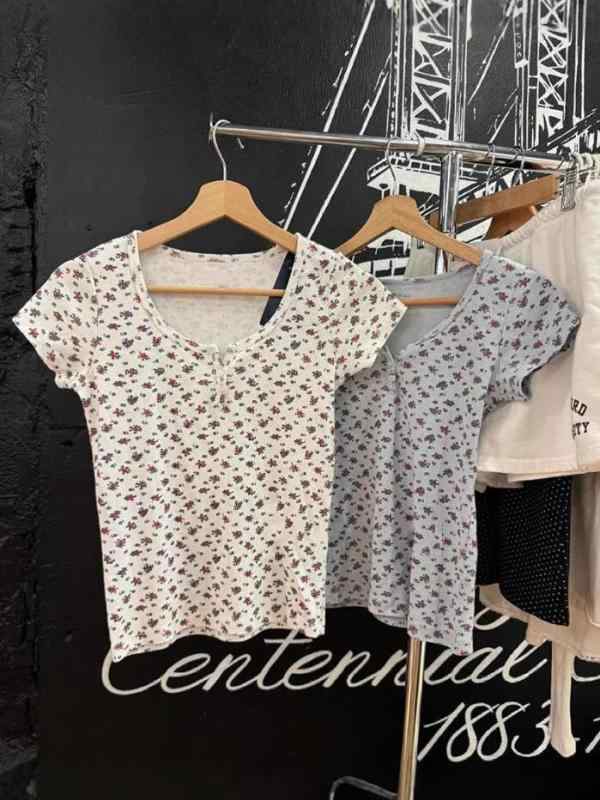 ・カテゴリ: Tシャツ・スタイル: カジュアル・主な素材: 綿・柄: プリント・シルエット: タイト・着丈: 標準（50cm超65cm以下）・ネックライン: クルーネック・袖丈: 半袖・袖型: レギュラースリーブ・カラー展開: ブルー系花柄、レッド系花柄・サイズ展開: フリーサイズフリーサイズフリー
