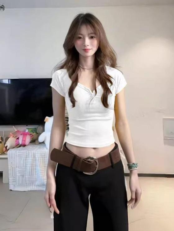 ・カテゴリ: Tシャツ・スタイル: セクシー・主な素材: 綿 90%-95%（スパンデックス 30%未満）・ネックライン: ハートネック・袖丈: 半袖・柄: 無地・シルエット: スリムフィット・着丈: ショート丈（40cm超、50cm以下）・袖の種類: レギュラースリーブ・カラー展開: イエロー、ホワイト、ブラック・サイズ展開: S（45kg以下推奨）、M（45-50kg推奨）、L（50-57.5kg推奨）、XL（57.5-65kg推奨）