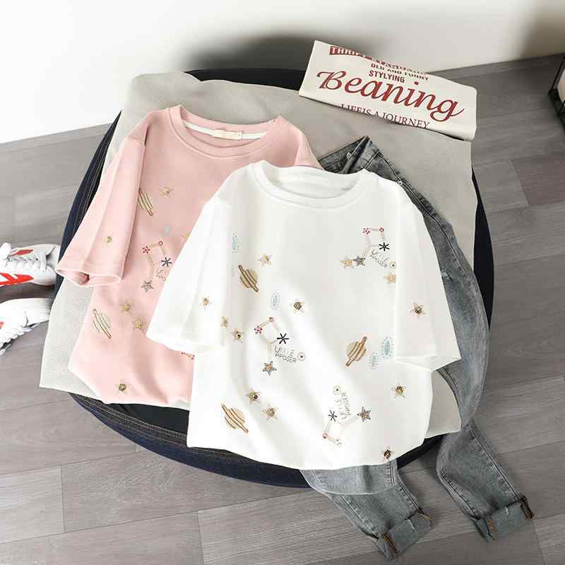 ・カテゴリ: Tシャツ・スタイル: カジュアル・ネックライン: クルーネック・袖丈: 半袖・柄: プリント・シルエット: ルーズフィット・着丈: ミディアム丈（約50-65cm）・袖の種類: レギュラースリーブ・デザイン要素: プリント、パッチワーク・カラー展開: ブラック、ホワイト、ピンク・サイズ展開: S、M、L、XL