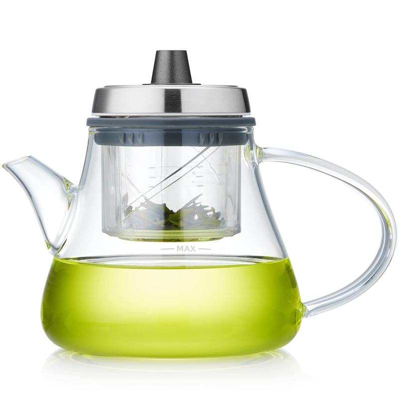 ポカロティー ティーポット 耐熱ガラス 900ml 昇降式茶こし付き ガラス急須 直火対応 透明 ガラスポット 茶葉分離 紅茶 緑茶 日本茶 中国茶 工芸茶 ハーブティー 後手タイプ 来客用 おしゃれ昇降式茶こし付き・蓋を開けずに茶葉を分離：蓋を回すだけで、内側の茶こしを上下できる昇降式ティーポットです。茶葉をお湯に浸す、引き上げるという動作がしやすく、抽出時間を好みに合わせて調整できます。茶葉を入れっぱなしにしにくいため、紅茶、緑茶、日本茶、中国茶、ハーブティーなどをすっきり楽しみたい方におすすめです。満水容量900ml・実用容量は約500ml：満水容量は約900ml、MAX水位までの実用容量は約500mlです。普段のティータイムや少人数でのお茶時間に使いやすく、来客時にもそのまま食卓に出しやすいサイズ感。MAX線を超えてお湯を入れると、茶こしの昇降時にあふれる場合があるため、必ずMAX水位以内でご使用ください。ホウケイ酸耐熱ガラス製・お茶の色合いが見える：本体には透明感のあるホウケイ酸耐熱ガラスを使用しています。お茶の色合いや茶葉の広がりが見えやすく、抽出具合を目で確認しながら楽しめます。ガラスならではの清潔感があり、紅茶、花茶、工芸茶、ほうじ茶、フルーツティーなど、見た目も楽しみたいお茶にぴったりです。直火対応・弱火で温め直しや煮出しにも：ガラス本体は直火に対応しており、弱火での温め直しや煮出しにも使えます。後手タイプの持ち手付きで注ぎやすく、テーブルで複数のカップに分ける時にも便利です。直火使用時は必ず弱火で使用し、空焚きはお避けください。蓋や茶こしなどの部品は、加熱状況に応じて取り外してご使用ください。組み立て不要・毎日使いやすいシンプル設計：商品は組み立て済みでお届けするため、届いてすぐにお使いいただけます。茶こしを毎回大きく分解しなくても操作できるので、普段使いしやすい設計です。透明感のあるすっきりしたデザインで、和風・洋風どちらの食卓にもなじみます。誕生日、記念日、新生活祝い、父の日、母の日などの実用的な贈り物にもおすすめです。