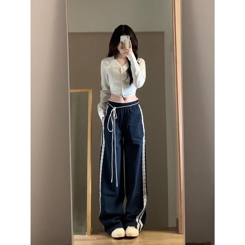 ・主な素材: 綿・パンツの形状: ストレート・パンツ丈: ロングパンツ・ウエスト: ハイウエスト・デザイン: ダメージ加工、パッチワーク・カラー展開: ネイビー（アンクル丈/着丈約92cm以上）、ネイビー（レギュラー丈/着丈約98cm以上）・サイズ展開: XS、S、M、L、XL・スタイル: きれいめカジュアル・素材含有率: 80%以上90%未満・対象: レディース・カテゴリ: カジュアルパンツ