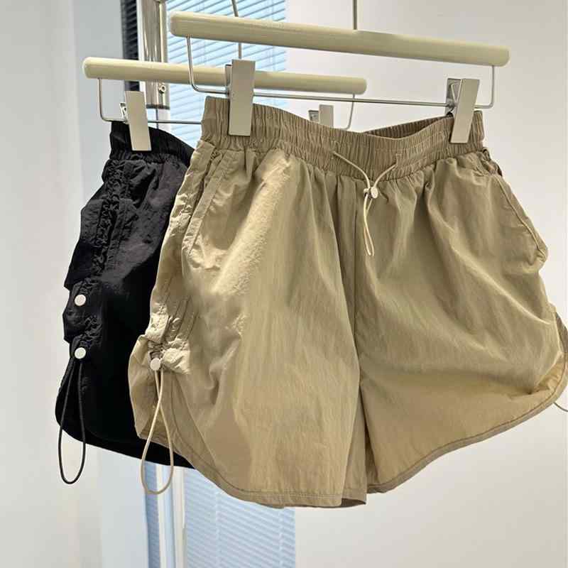 ・カテゴリ: ワークパンツ、カジュアルパンツ・スタイル: ストリートカジュアル、通勤風・主な素材: ポリエステル・パンツタイプ: ワイド、3分丈・ウエスト仕様: ゴムウエスト・生地の厚さ: 薄手・デザイン要素: プリーツ、シャーリング・カラー展開: ブラック、カーキ・サイズ展開: M、L、XL、2XL、3XL、4XL・伸縮性: なし