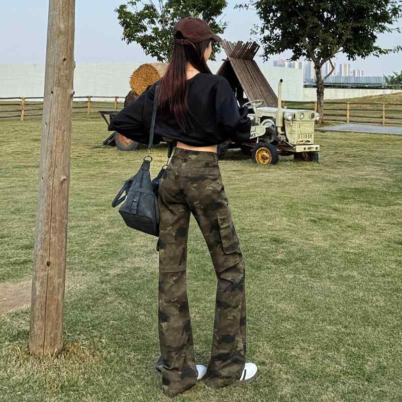 ・カテゴリ: デニムパンツ・主な素材: コットン90%以上95%未満・スタイル: ワークパンツ、ストリート・パンツ丈: ロングパンツ・ウエスト: ハイウエスト・厚み: 薄手・デザイン: ポケット・カラー展開: 迷彩柄（レギュラー丈）、迷彩柄（トール丈）・サイズ展開: XS、S、M、L、XL・伸縮性: 微伸縮・シルエット: ベルボトム・仕様: 免アイロン加工（アイロン不要）