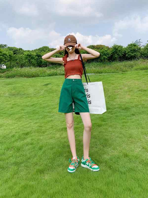 ・カテゴリ: デニムパンツ・主な素材: 綿 50%以上70%未満、ポリウレタン 30%以下・スタイル: ストリート、カジュアル、セクシー・パンツ丈: 5分丈・ウエスト: ハイウエスト・生地の厚さ: 普通・デザイン特徴: ダメージ加工、ボタン・カラー展開: ピンク、グリーン、レッド、オフホワイト・サイズ展開: S、M、L、XL、2XL、3XL・伸縮性: 若干あり・シルエット: スト