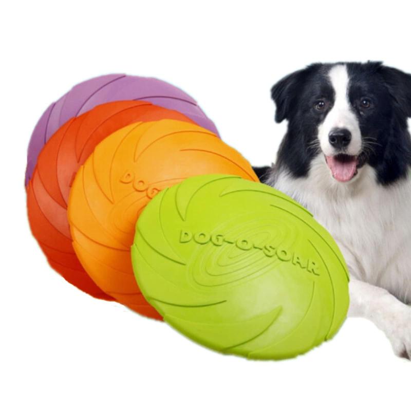 YINKE 犬 おもちゃ フリスビー ペットおもちゃ ソフトフライングディスク歯耐性 ゴム 運動不足解消 知能訓練 小型犬/中型犬/大型犬に適応 4個セット【商品内容】： フリスビー ＊4個、サイズ：直径15cm 色：オレンジ、グリーン、ピンク、パープル。【多機能】： 外で遊んでいるときにいつでも、疲れた犬におやつやお水を補給できる。非常に便利です。軽量、柔らかく、厚い素材は水と混ざらず、良い仕上がりで、より長い耐用年数を実現します。安全性の高いです。【プレミアム素材】：天然な高品質ゴム製の犬用フライングディスクおもちゃは、その犬用フライングディスク玩具は、環境にやさしく安全無毒のゴムから製造し、強い圧力をかけても変形しない、強く噛んでも犬の歯を傷つけにくい。【優れたデザイン】：滑りにくいデザインで、握りやすく、フリスビーの表面は凹凸のデザインで、犬が握りやすく、噛みやすいので、よく落ちる心配がありません。 フローティングデザイン、水を恐れていない、ディスクが誤って水に飛び込んで沈むことを恐れていない、良いフローティングデザイン、より遠くに飛ぶ 良い飛行効果、フラットなデザインは効果的に風の抵抗を減らし、より高く、より遠くに飛ぶことができ、犬はより楽しく遊ぶことができます。犬との情緒や暗黙の了解を培い、相互作用に協力し、成長に伴走する。【犬の訓練】 ： フリスビーを投げたり、捕まえたり、ゲームしたり、犬の運動不足を防止、ストレスを解消します。フリスビーを投げたり、捕まえたり、ゲームを取ったりすると、愛犬との信頼関係を立てます。柔らかい素材は、犬の歯と歯茎にやさしく、歯からほこりや歯垢を取り除き、犬の健康を守ります。楽しく遊んで躾のトレーニングしながら、愛犬と一緒に公園や広場など様々な場所で楽しく遊びましょう
