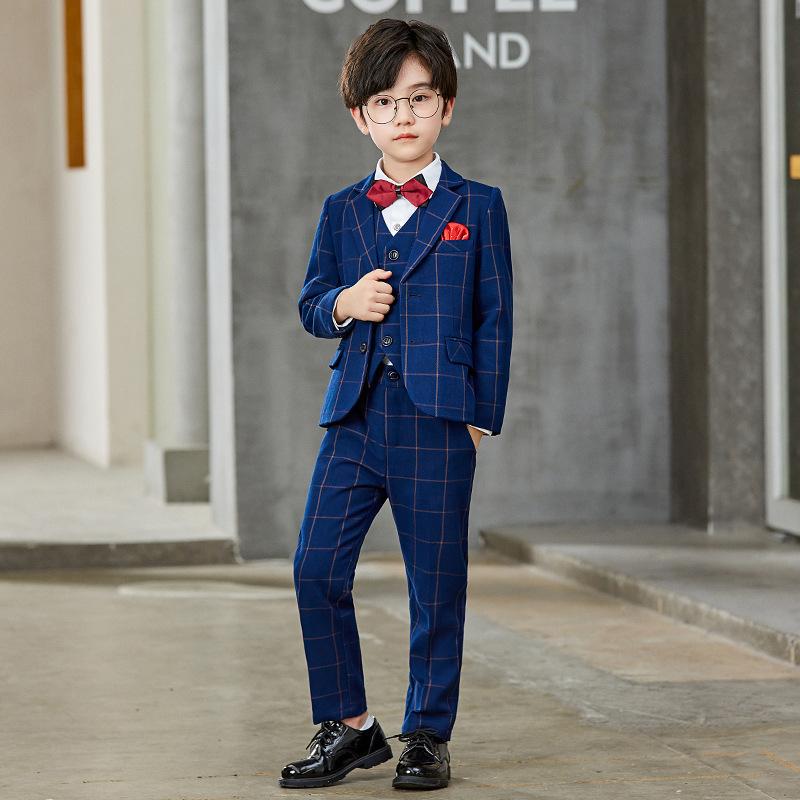 ・カテゴリ: キッズスーツセット・対象性別: 男の子・スタイル: 韓国風・セット内容: ジャケット、パンツ、シャツ、ベスト、ネクタイ、ブローチなど（セット内容により異なる）・セット点数: 3点セット、4点セット、5点セット・対象年齢: 3歳〜8歳（目安身長100cm〜140cm）・袖丈: 長袖・パンツ丈: 長ズボン・生地加工: ソフト加工・厚さ: 普通・柄: チェック、無地・デザイン要素: チェック、ブリティッシュ、トレンド・生地素材: サージ生地・主な素材: ポリエステル66.9%・安全基準: B類・留め具の種類: シングルブレスト・カラー展開: ブルーチェック・サイズ展開: 90cm（推奨体重10-13kg）、100cm（推奨体重13-15kg）、110cm（推奨体重15-18.5kg）、120cm（推奨体重18.5-21.5kg）、130cm（推奨体重21.5-25kg）、140cm（推奨体重25-29kg）、150cm（推奨体重29-32.5kg）、160cm（推奨体重32.5-37kg）、170cm（推奨体重37.5-44kg）