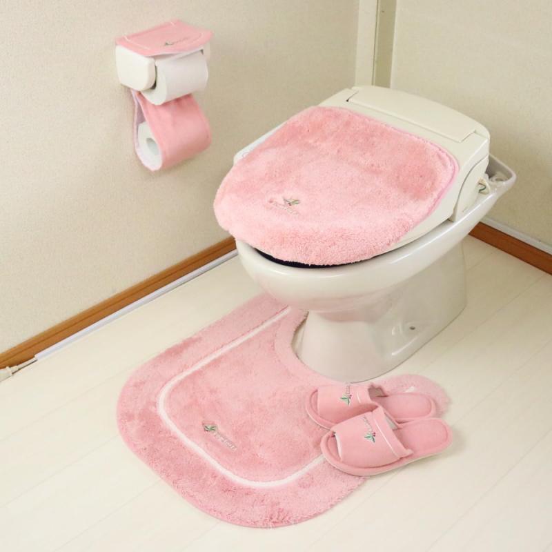 トイレマット セット 4点 北欧 かわいい おしゃれ 人気 吸着タイプ ピンク ドレニモ 洗浄普通 兼用 洗える スリッパ ペーパーカバー レギュラーサイズ マット フタカバー オカ コムフォルタ 洗浄暖房型・普通型共用ふたカバー、普通サイズトイレマット、スリッパ、ペーパーホルダーカバーの4点セット。●komfortaは、世界共通語で心地よいという意味です。　　●ワンポイントのロゴマーク付きで可愛らしさも感じる仕上がりになっています。セット 1：共用ふたカバー 2：トイレマット（約58cm×55cm ） 3： ペーパーホルダーカバー 4：スリッパ1：トイレマット 素材：アクリル65％、ポリエステル35％ サイズ：約58×55cm(首下:41cm) 生産国：中国 備考：洗濯可能（洗濯機の取扱説明書をよくご確認の上、洗濯してください。） 裏面すべり止め加工 ころんとした丸みのあるフォルムが特徴的なトイレマットは、ワンポイントのロゴマーク付きで可愛らしさも感じる仕上がりになっています。フタカバー 素材：アクリル65％、ポリエステル35％ （吸着シート アクリル樹脂）　 サイズ 洗浄・暖房型、普通型兼用（ドレニモタイプ） 生産国： 中国 備考 洗濯可能（洗濯機の取扱説明書をよくご確認の上、洗濯してください。） ほとんどの機種に適合できるよう吸着シートで貼り付けるタイプになっています。ペーパーホルダーカバー 素材：綿75%・ポリエステル25％　（成型部品：ポリプロピレン） サイズ：約34×17×2cm 生産国：中国 洗濯可能　（成形部品は取り外してからお洗濯してください） お手入れ時にはサッと取外し、簡単に取り付けることができます。手で触れるものだからこそ汚れが気になりますが、洗濯ネットに入れて丸洗い可能なのでいつでも衛生的にお使いいただけます。 ペーパーホルダーカバーは、上下連結フックが差し込めないタイプのペーパーホルダーには使えません。スリッパ 素材：綿75%・ポリエステル25％　（裏面：塩化ビニル） サイズ：約27.5×23.5×10cm 生産国：中国 備考：洗濯可能 軽い履き心地で普段使いにもぴったりで、汚れやすいスリッパの裏面はサッと拭き取れます。