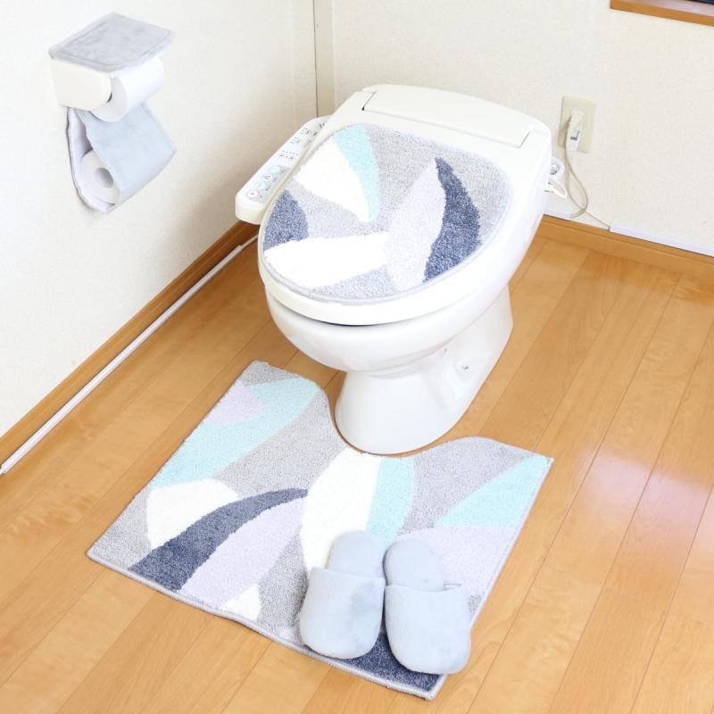 トイレマット フタカバー 4点セット グレー ブルー オカ アートリーフ フタに貼るだけ 簡単トイレカバー デコフタシートトイレマット、デコフタシート、スリッパ、ペーパーホルダーカバーの4点セットです。　　世界的なトレンドのアート感覚の幾何柄 トレンドに敏感な若い方、ニューファミリー層にも受け入れられるように リーフモチーフをトレンドのアート感覚の幾何柄調のデザインに仕上げましたフタのサイズを気にせず、ピタッと貼るだけのデコフタシートもお手軽で嬉しいポイントですコシのある太いポリエステル糸を使用し、ボリューム感のある、しっかりとしたマットです。トイレマット：55×60cm / 材質：ポリエステル100％　裏面すべり止め加工（首下約41cm） / 中国製フタカバー：デコフタシート 材質：ポリエステル100％　吸着シート：アクリル樹脂 / 中国製