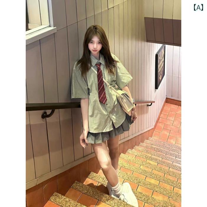 ・カテゴリ: カジュアルスーツ・スタイル: コンパニオン風・素材: シェニール、スパンデックス（30%以下）・柄: ストライプ・袖型: パフスリーブ・袖丈: ノースリーブ・カラー展開: グリーンシャツ（ネクタイ付き）、グレープリーツスカート（インナーパンツ付き）、シャツとプリーツスカートのセット・サイズ展開: S、M、L、XL・対象性別: 女性