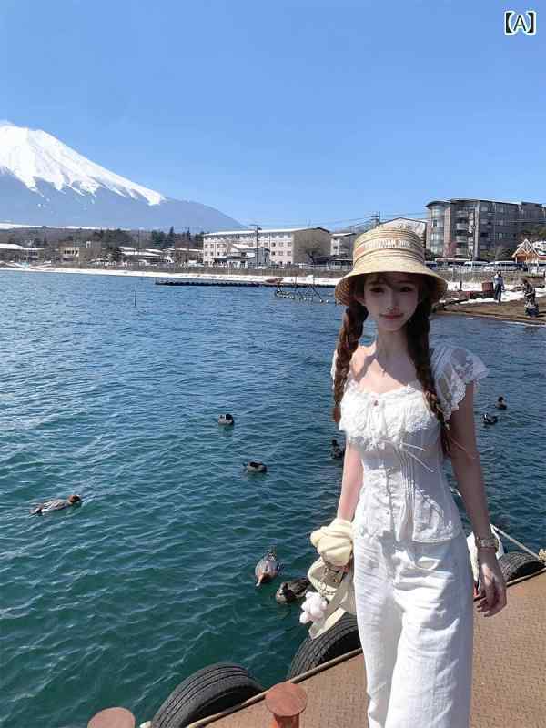 ・カテゴリ: 衬衫・主な素材: 綿95%以上・柄: 無地・スタイル: プルオーバー・袖丈: 半袖・仕様: パッチワーク、ステッチ・シルエット: スリムフィット・着丈: 普通丈(50cm超65cm以下)・ネックライン: ボートネック・袖型: レギュラースリーブ・デザイン特徴: レース・カラー展開: 小白花（微透）,奶黄色（微透）・サイズ展開: S、M、L・スタイル系統: スウィート＆フレッシュ