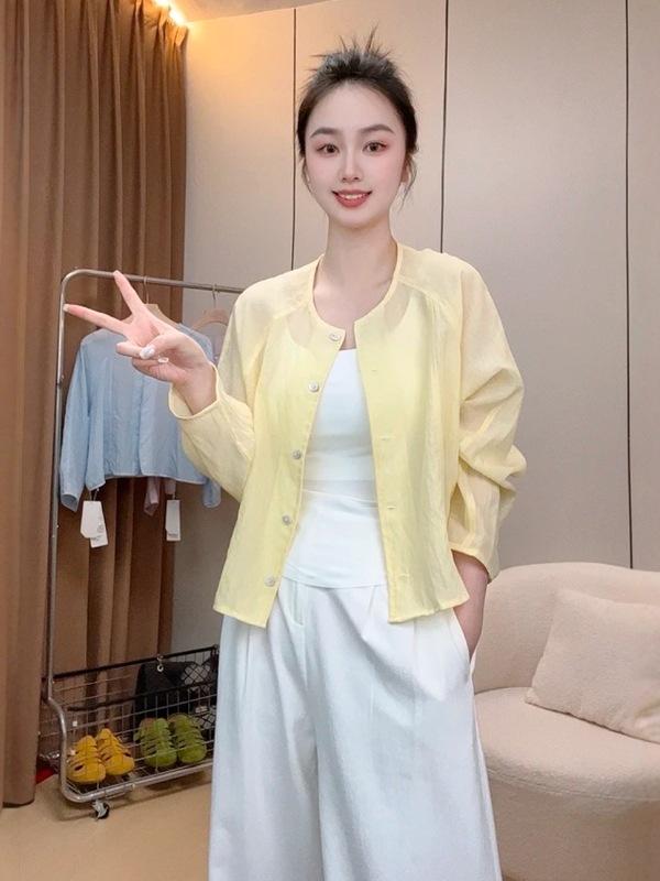 ・カテゴリ: トップス・主な素材: 天丝（テンセル／リヨセル）・素材割合: 30%以上50%未満・シルエット: ルーズフィット・着丈: 約50cm超65cm以下・カラー展開: ライトイエロー、ライトブルー、ホワイト、ライトパープル・サイズ展開: S、M、L、XL・柄: 無地・デザイン特徴: ボタン・スタイル: カジュアル・袖の種類: レギュラースリーブ・袖丈: 長袖・紫外線カット率: UPF30+・生地の厚さ: 薄手